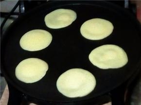 电饼铛预热，不放油，用勺子把面糊一个个的倒入锅中，用勺背轻轻压平整些，如果单面的成熟即可出锅啦