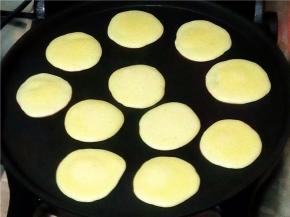 如果煎制两面的，稍嫩些即可翻面煎制另一面。轻轻触碰松饼能移动说明就可以了。