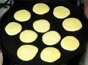 如果煎制两面的，稍嫩些即可翻面煎制另一面。轻轻触碰松饼能移动说明就可以了。