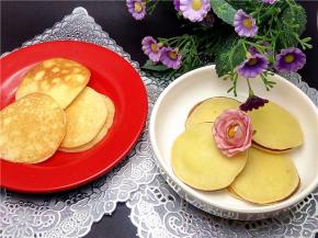 松软好吃的小松饼就做好啦，夹上自制的果酱美美的享受吧。