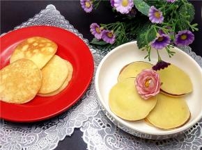 松软好吃的小松饼就做好啦，夹上自制的果酱美美的享受吧。
