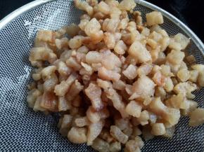 熬出的肉渣，肉渣不要扔，可以做饺子馅，包子馅也可以炖肉的时候混着加入等