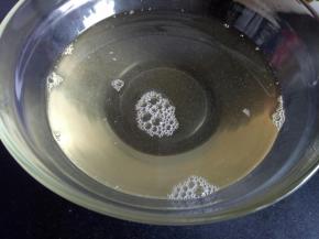 稍晾一会后将油倒出