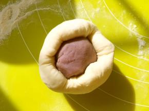 包裹上香芋馅，收好收口，收口朝下放