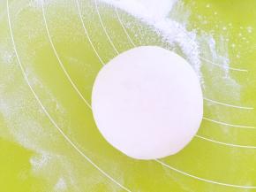 之后双手粘干粉，整理好形状