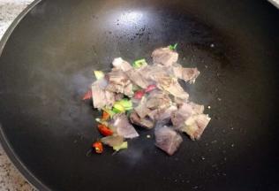 放入牛肉片翻炒