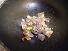 放入牛肉片翻炒
