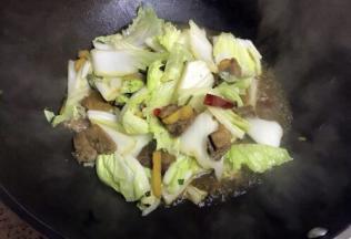炒至白菜叶稍软加入少许水