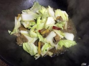 炒至白菜叶稍软加入少许水