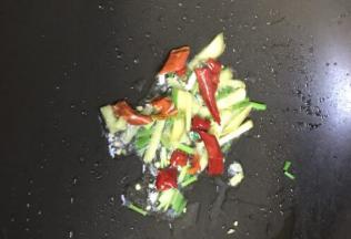 放入葱姜辣椒炒香