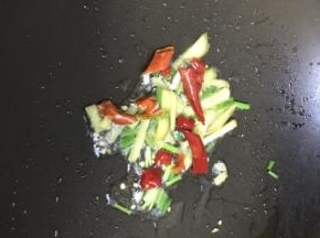 放入葱姜辣椒炒香