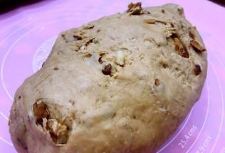 混入红枣核桃碎一起和成面团