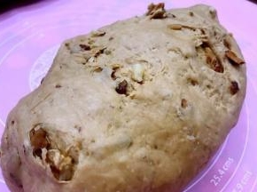 混入红枣核桃碎一起和成面团