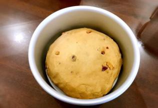 整理成光滑面团放入戚风模具中