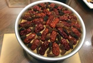 均匀的摆上红枣葡萄干