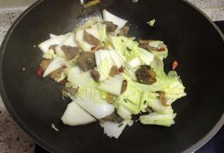 放入白菜翻炒
