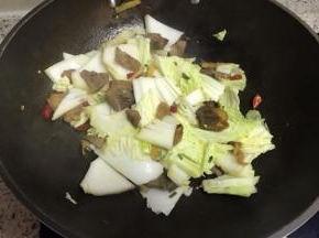 放入白菜翻炒