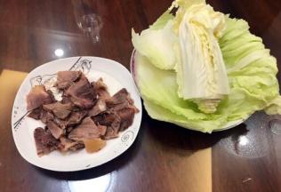 准备好材料，熟牛肉切片，白菜洗净