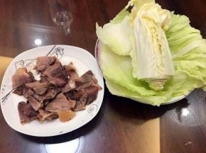 准备好材料，熟牛肉切片，白菜洗净