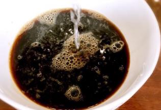 白开水冲进红糖中，搅拌至红糖完全融化，红糖水冷凉的时间把红枣核桃切碎备用