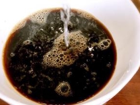 白开水冲进红糖中，搅拌至红糖完全融化，红糖水冷凉的时间把红枣核桃切碎备用