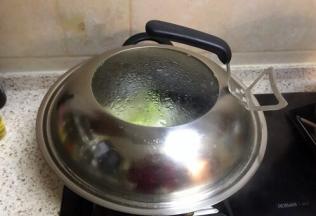 盖上锅盖焖煮2分钟