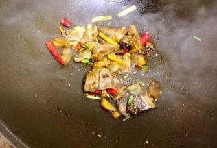放入生抽翻炒入味