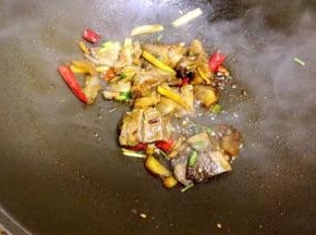 放入生抽翻炒入味