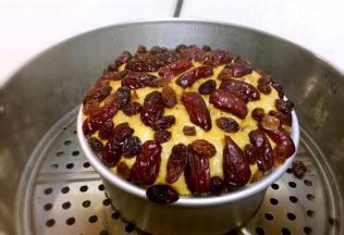 蒸好的红糖核桃红枣馒头