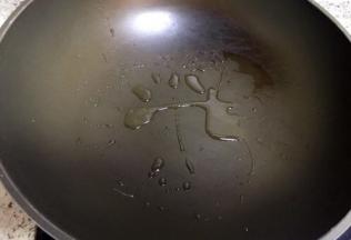 起油锅，锅热放油