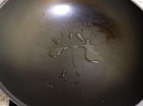 起油锅，锅热放油