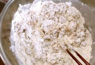 红糖水放至温凉，一点点加入面粉中