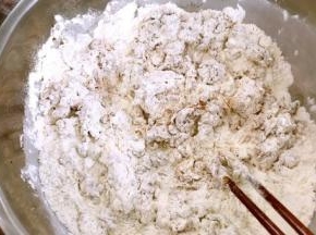 红糖水放至温凉，一点点加入面粉中