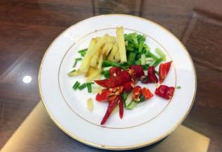 葱姜辣椒洗净切好