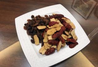 辅料里的葡萄干和红枣泡软，红枣对切备用