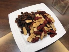 辅料里的葡萄干和红枣泡软，红枣对切备用