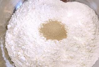 酵母放入面粉中，拌匀