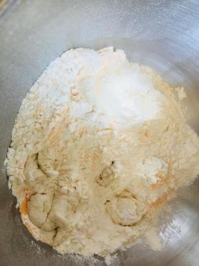 先说下老面，需要提前制作。高粉175克，低粉75克，酵母1克，水175克，盐4克。搅拌成团后，室温发酵至2倍大，冷藏16小时以上。可以分装后冷冻保存。这个用量大概50克一份可以分8份。冷冻可以保存一个月。
    老面撕成小块与高粉，糖，奶酪粉，酵母加水揉成团，面团光滑后，加入盐和黄油。