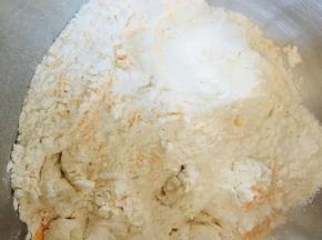 先说下老面，需要提前制作。高粉175克，低粉75克，酵母1克，水175克，盐4克。搅拌成团后，室温发酵至2倍大，冷藏16小时以上。可以分装后冷冻保存。这个用量大概50克一份可以分8份。冷冻可以保存一个月。
    老面撕成小块与高粉，糖，奶酪粉，酵母加水揉成团，面团光滑后，加入盐和黄油。