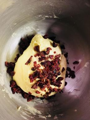 揉至出膜后，加入切碎的蔓越莓干。