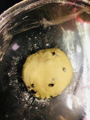 容器覆盖保鲜膜，进行基础发酵。温度25至28度，湿润75%。发酵至2个大。手指沾粉戳洞，不塌陷不回缩即可。