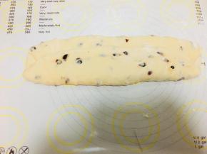 下端面团向上折叠，边折边拍扁