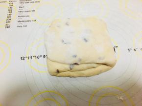 右起向左折，覆盖住之前折过来的部分。完成一个信封折叠法。