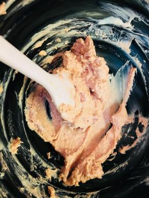 松弛期间，制作馅料。奶油奶酪软化，加入糖粉和草莓粉搅拌均匀。加入牛奶。搅拌顺滑