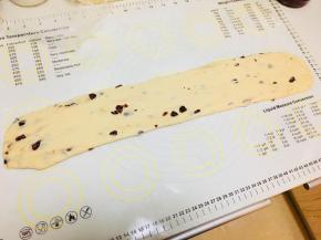 松弛好的面团，搓成长条，按扁。