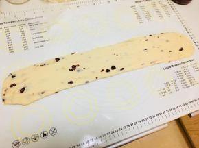 松弛好的面团，搓成长条，按扁。