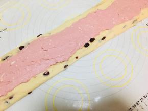 将馅料涂在中间位置，边缘不要涂。