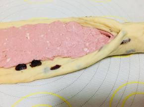 嫌弃面团两侧，在中间相遇捏紧它。两端不封口，将长条搓细一些。