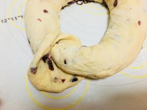 封住长条一端的收口，搓尖，塞入另一段中，将其包裹住