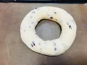 收口留在下面，温度25到28度，湿润75%。进行最终发酵。